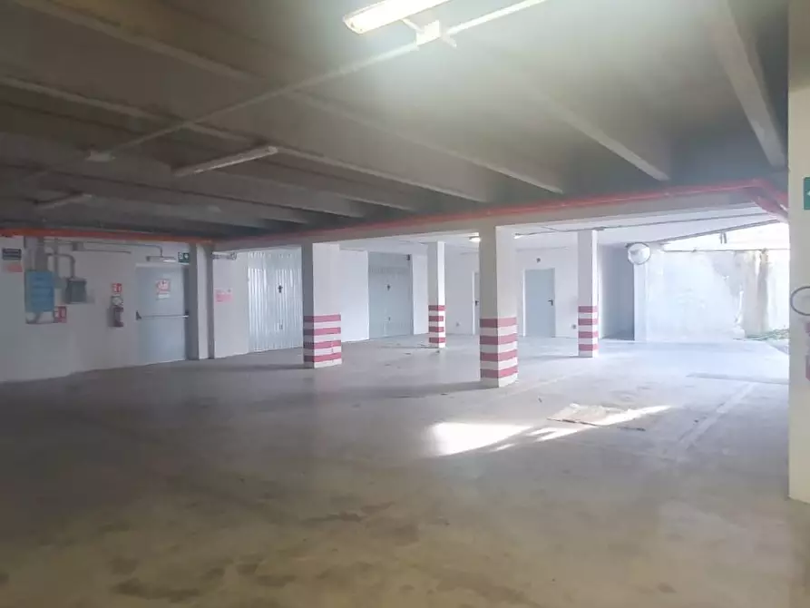 Immagine 15 di Garage in vendita  a Selargius