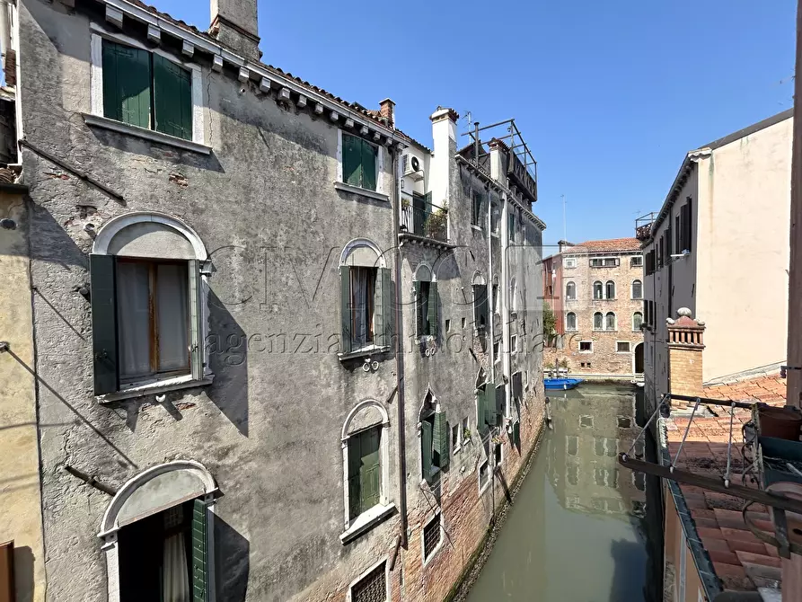 Immagine 26 di Appartamento in vendita  in Sotoportego Widmann a Venezia