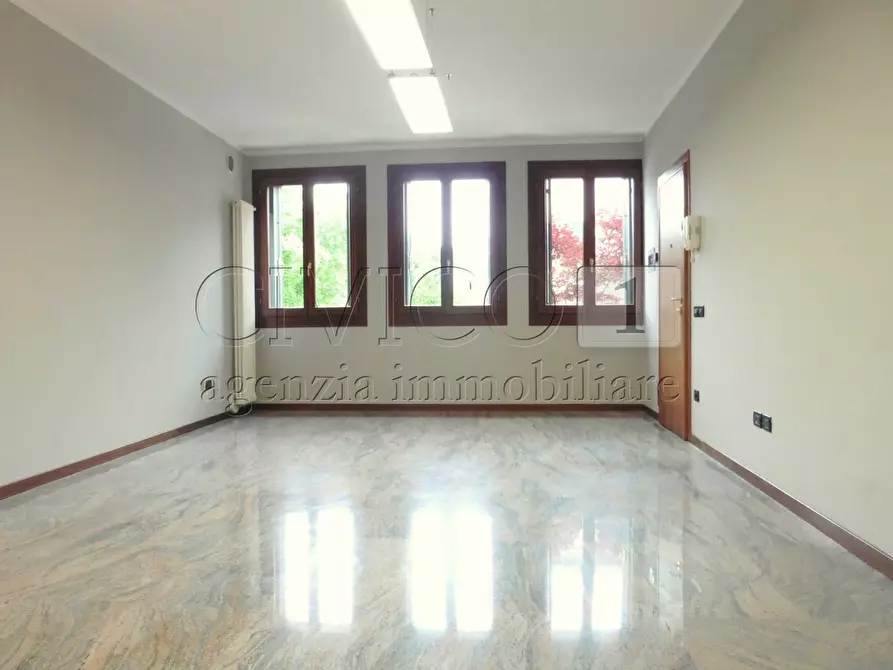 Immagine 1 di Ufficio in affitto  in via Pola a Torri Di Quartesolo