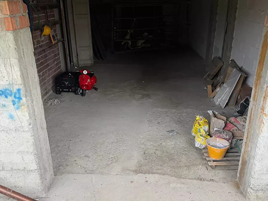 Immagine 5 di Locale commerciale in vendita  in Via Rozzone 1 a Ortonovo