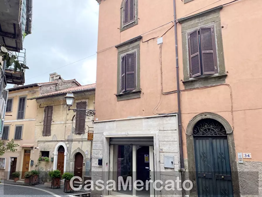 Immagine 1 di Locale commerciale in vendita  in Via Gramsci a Rocca Di Papa