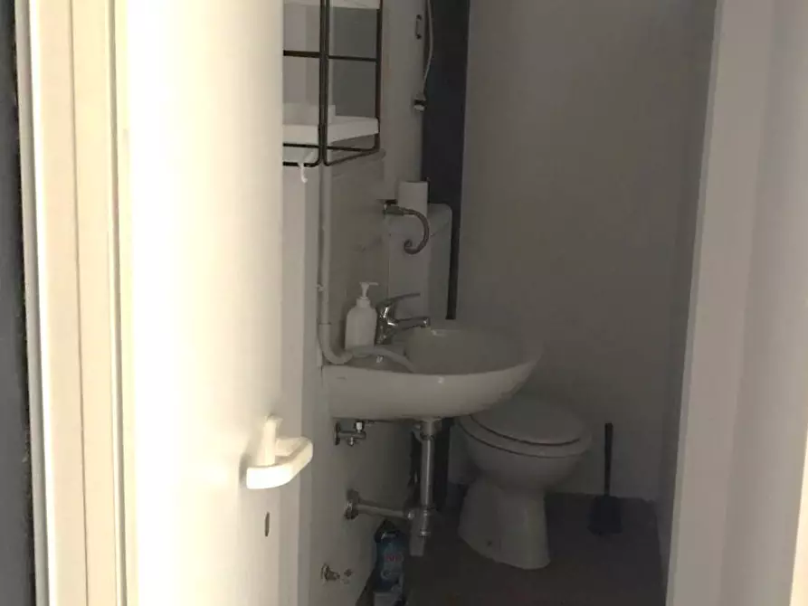 Immagine 9 di Locale commerciale in vendita  a Ascoli Piceno