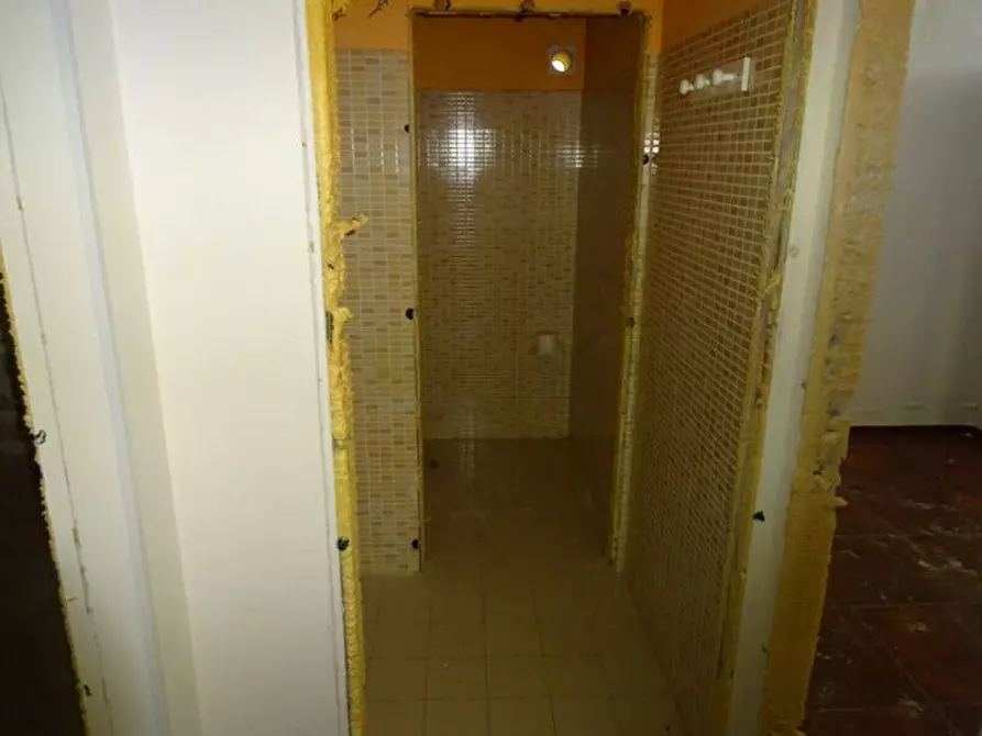 Immagine 4 di Locale commerciale in vendita  a Potenza Picena