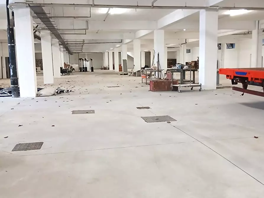 Immagine 10 di Capannone industriale in affitto  a Roma