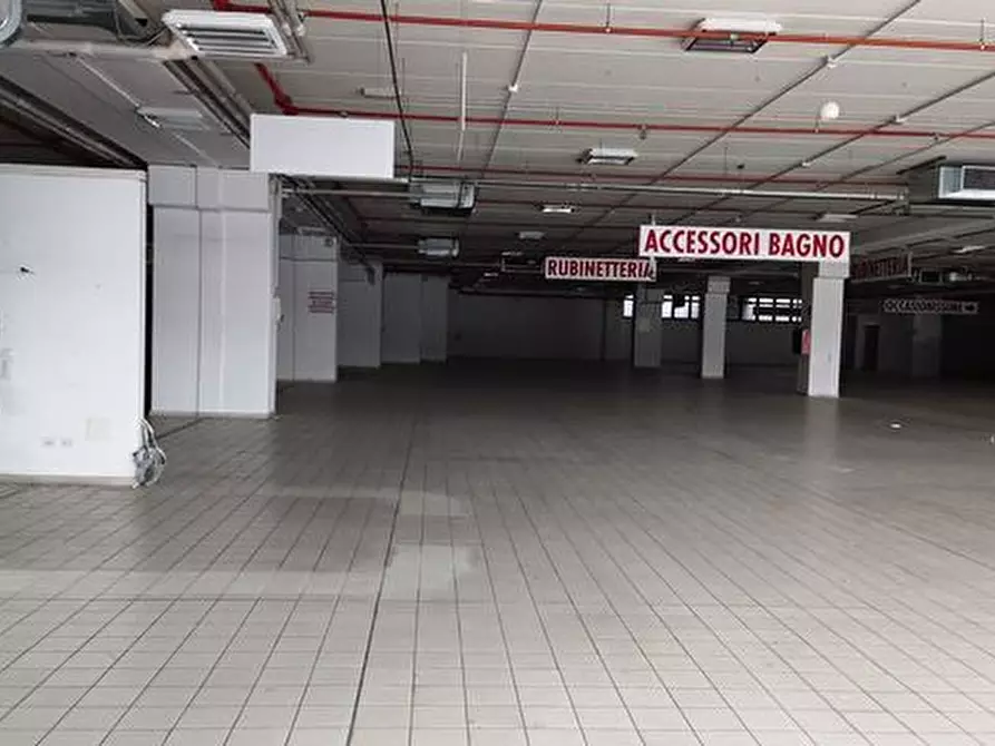 Immagine 5 di Locale commerciale in vendita  in VIA EINAUDI a Civitanova Marche