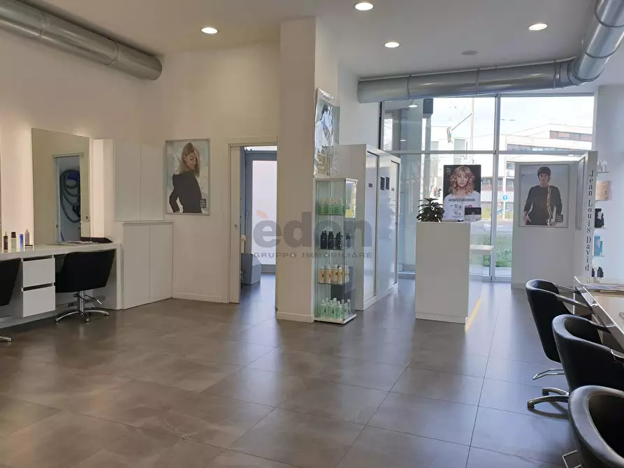 Immagine 9 di Locale commerciale in vendita  in Viale Gaetano Storchi 513 a Modena