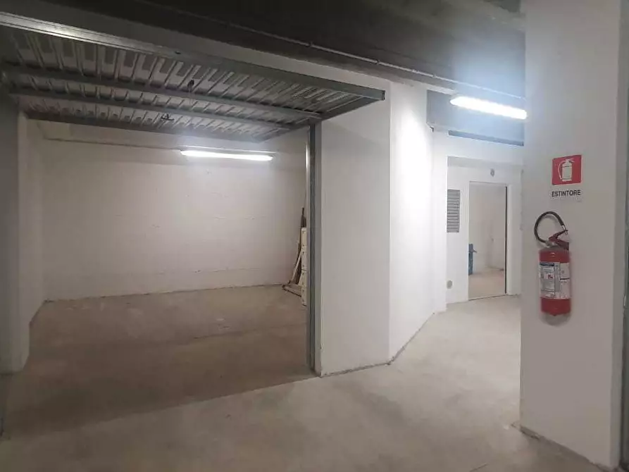 Immagine 20 di Garage in vendita  a Selargius