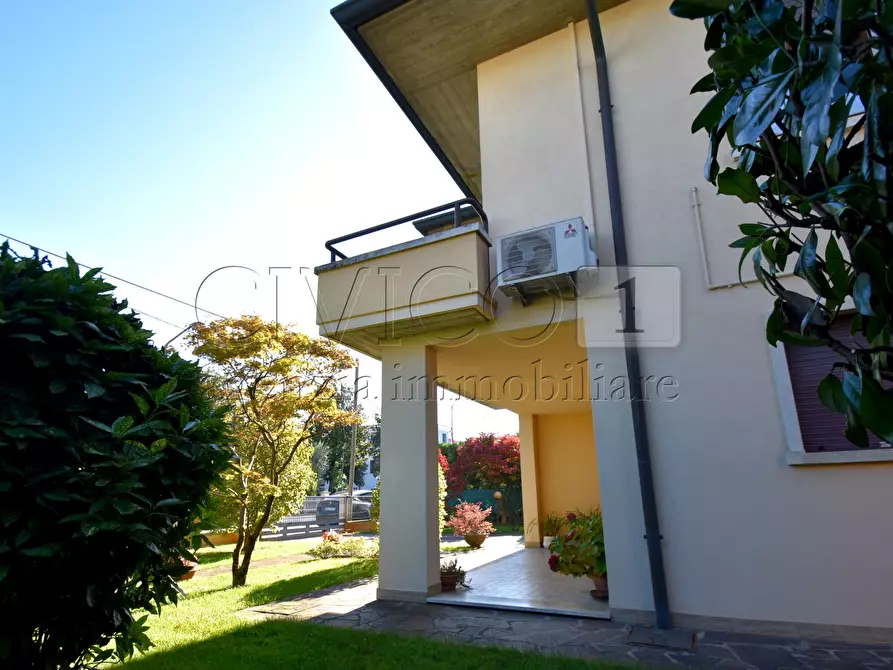 Immagine 11 di Villa in vendita  in Via Fiume 1 a Torri Di Quartesolo