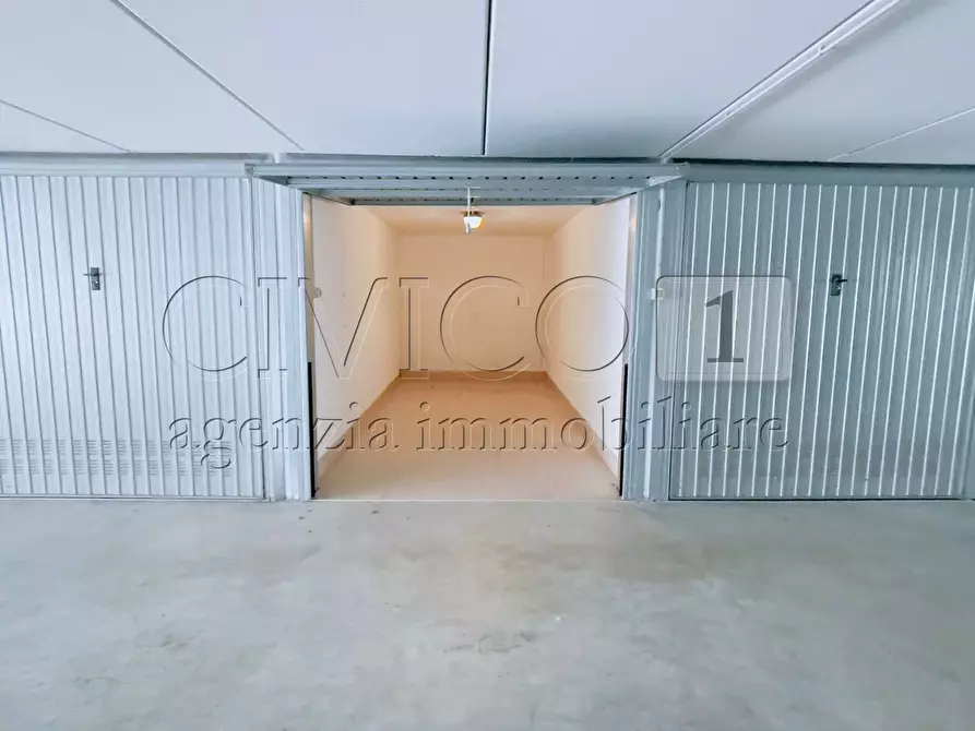 Immagine 6 di Garage in vendita  in Viale Po 57 a Rubano
