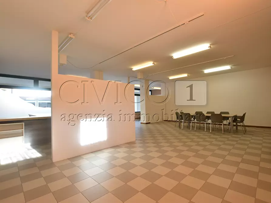 Immagine 4 di Locale commerciale in affitto  in Viale Strasburgo a Rubano