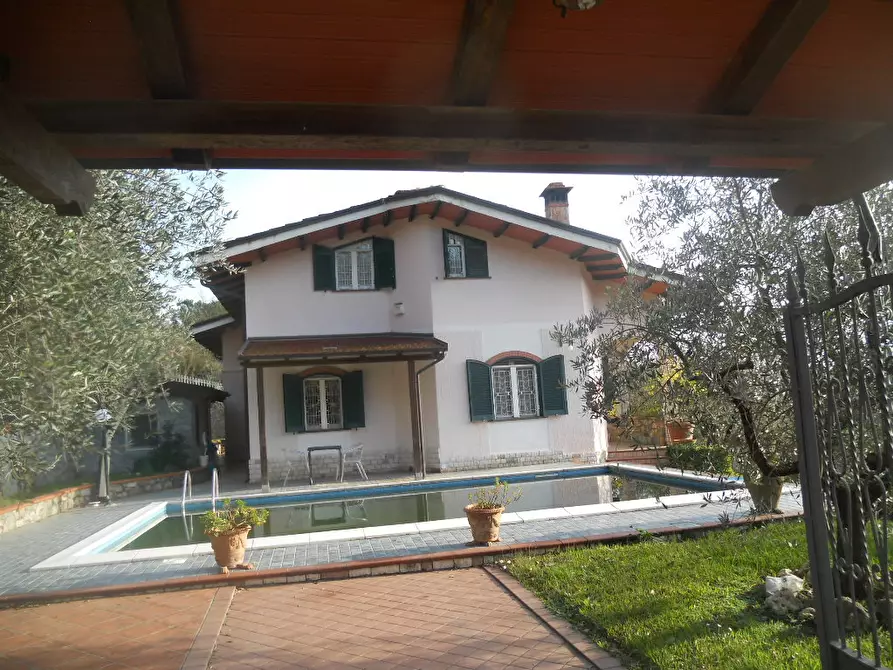 Immagine 1 di Villa in vendita  in Via dei Pini 40 a Castelnuovo Magra