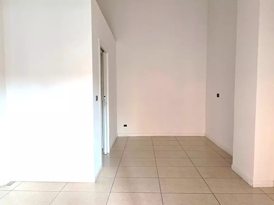 Immagine 4 di Locale commerciale in affitto  a Bologna