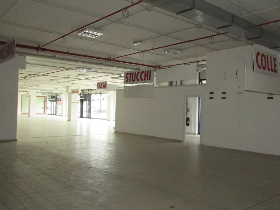 Immagine 10 di Locale commerciale in vendita  in VIA EINAUDI a Civitanova Marche