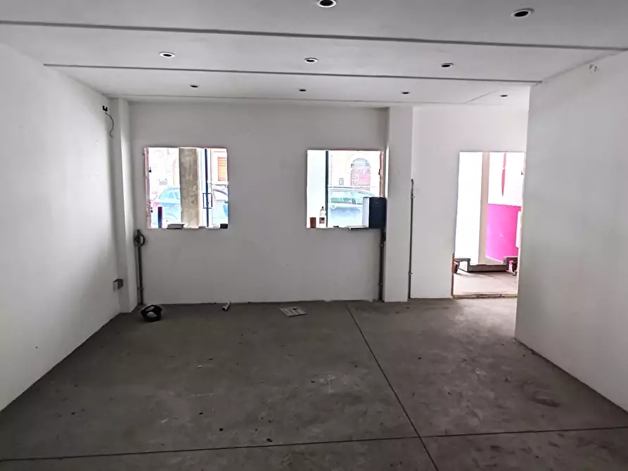 Immagine 10 di Locale commerciale in vendita  in viA CARDUCCI 101 a San Benedetto Del Tronto