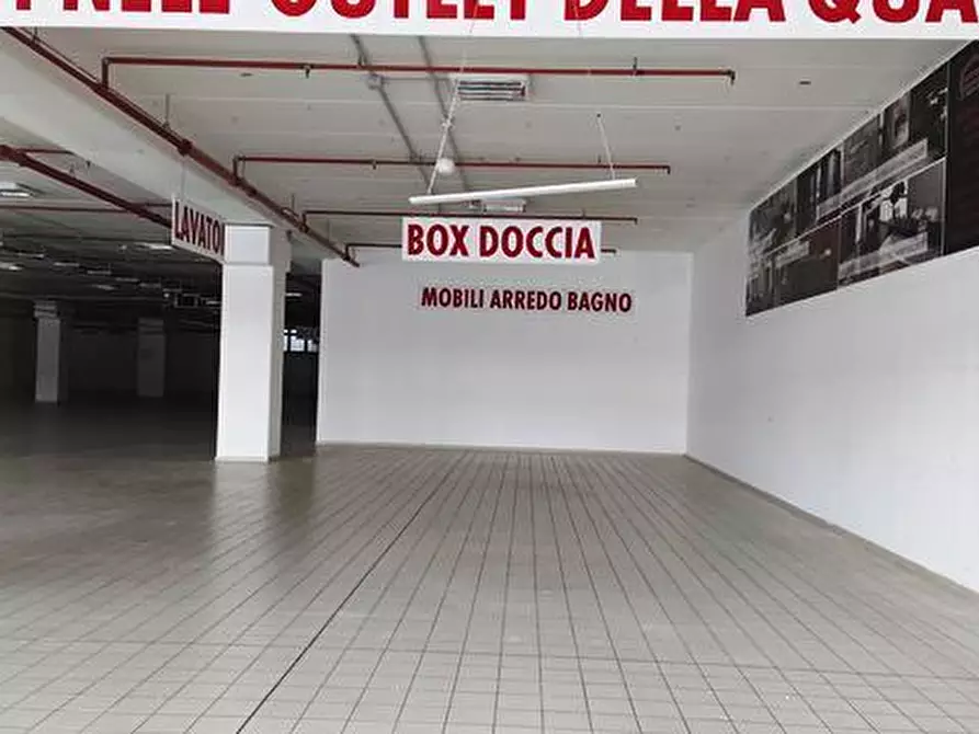 Immagine 7 di Locale commerciale in vendita  in VIA EINAUDI a Civitanova Marche