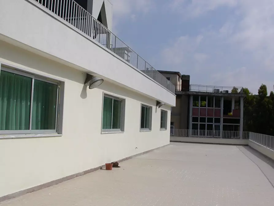 Immagine 26 di Palazzo in vendita  a Napoli