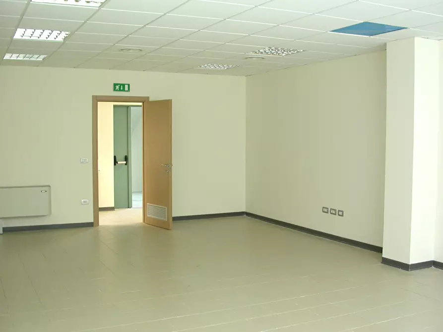 Immagine 11 di Palazzo in affitto  a Napoli