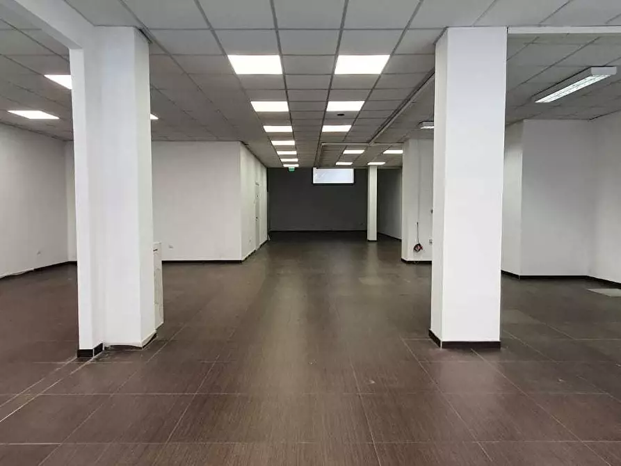 Immagine 7 di Locale commerciale in vendita  a Quartu Sant'elena