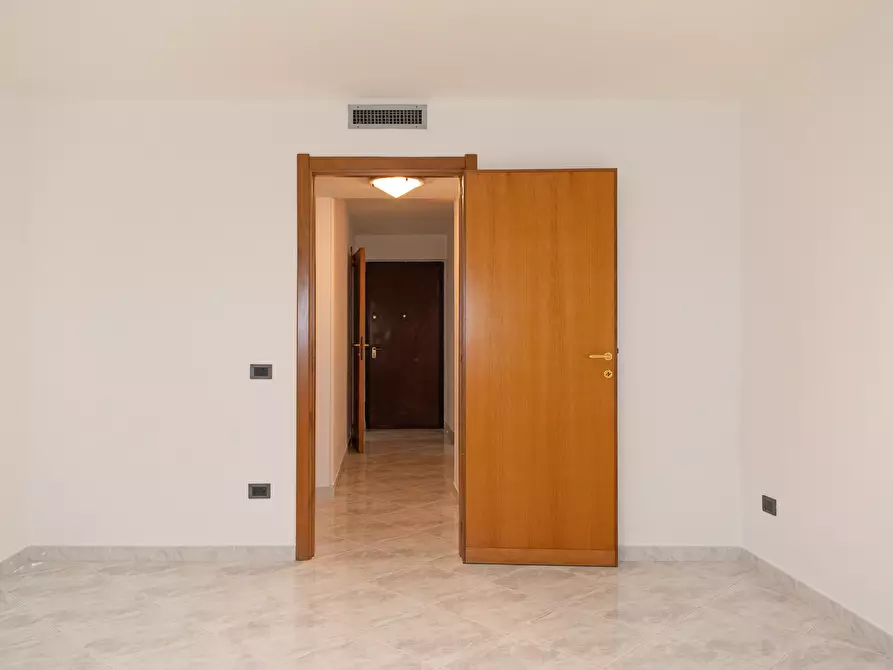 Immagine 21 di Ufficio in vendita  a Cagliari