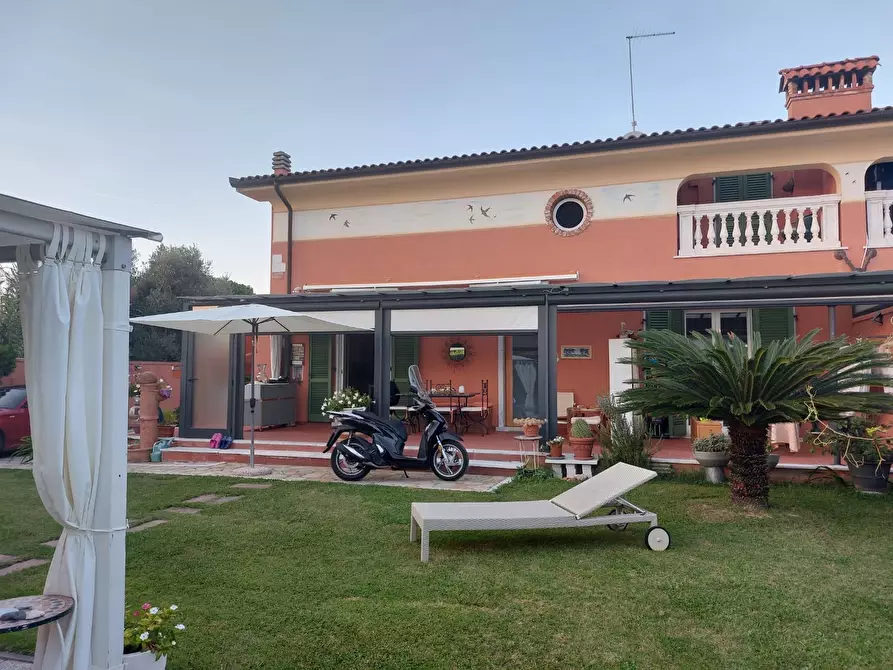 Immagine 1 di Casa semindipendente in vendita  in Viale Galileo Galilei 1261 a Carrara