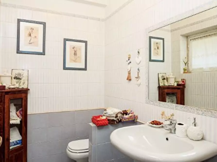 Immagine 10 di Casa semindipendente in vendita  in Viale XX Settembre 25 a Carrara