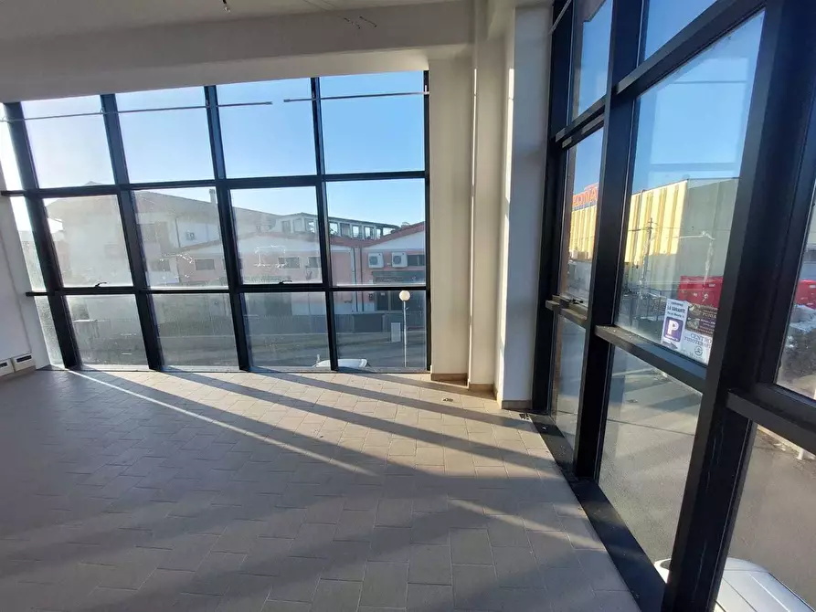 Immagine 5 di Locale commerciale in vendita  in Via del Murello 6 a Sarzana