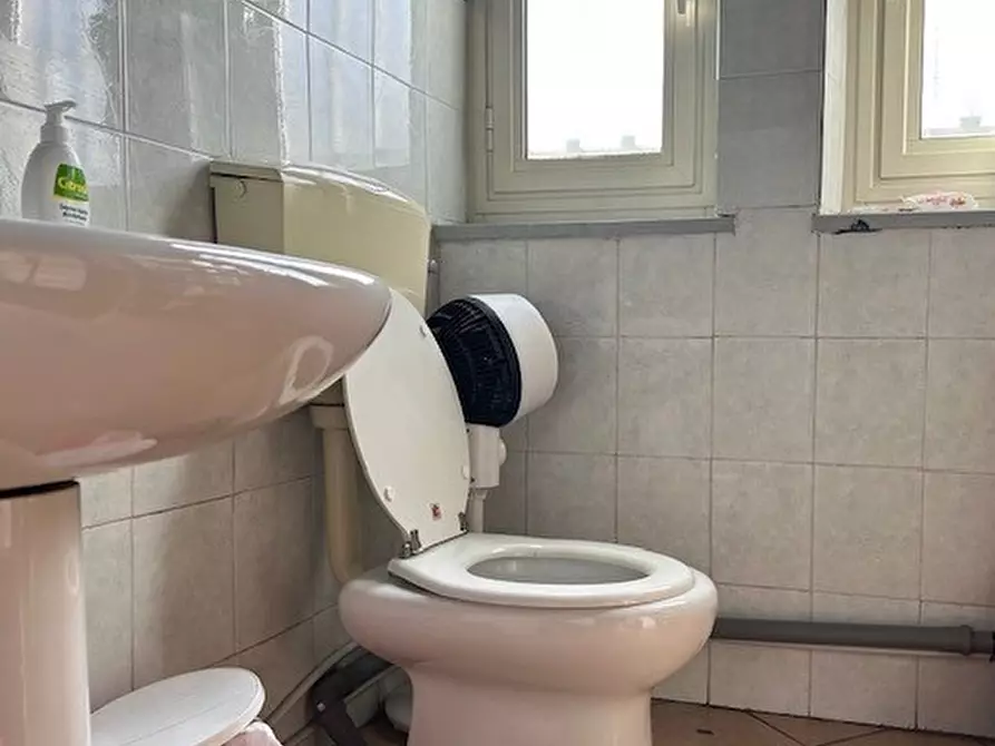 Immagine 5 di Locale commerciale in vendita  in Viale Giovanni XXIII 5 a Beinasco