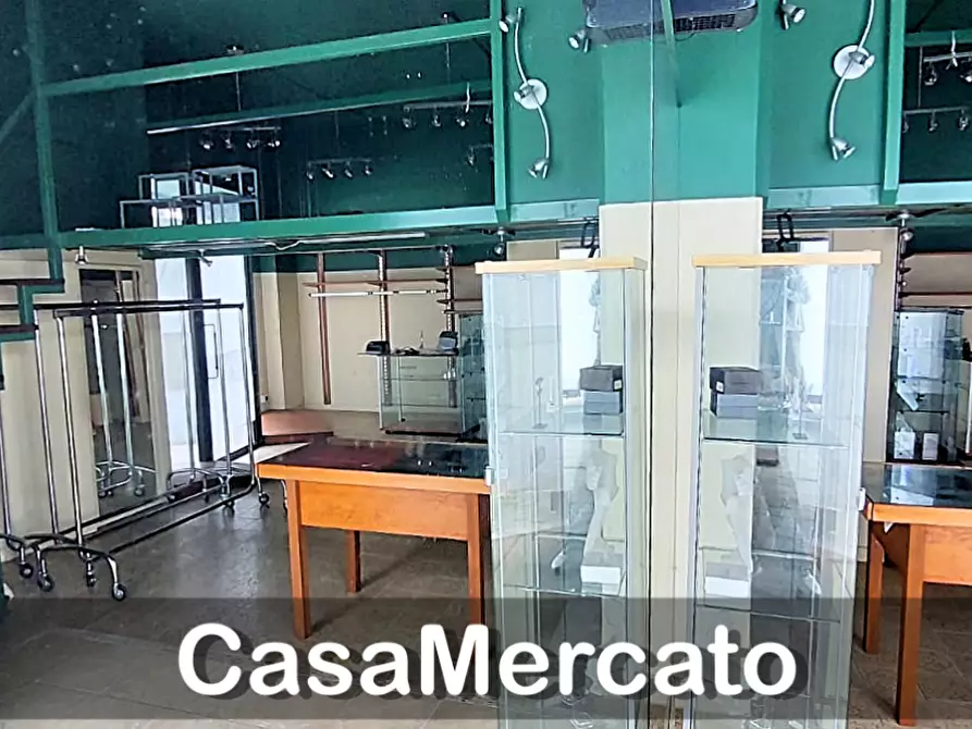 Immagine 9 di Locale commerciale in affitto  in Via Frascati a Rocca Di Papa