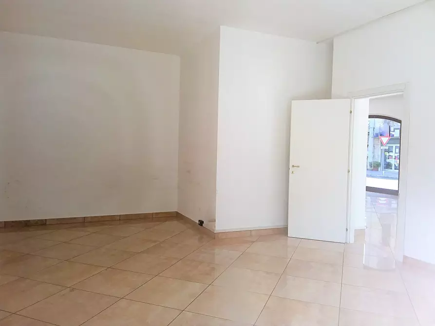 Immagine 4 di Locale commerciale in vendita  a San Benedetto Del Tronto