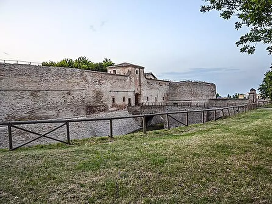Immagine 10 di Attività commerciale in vendita  a Fano