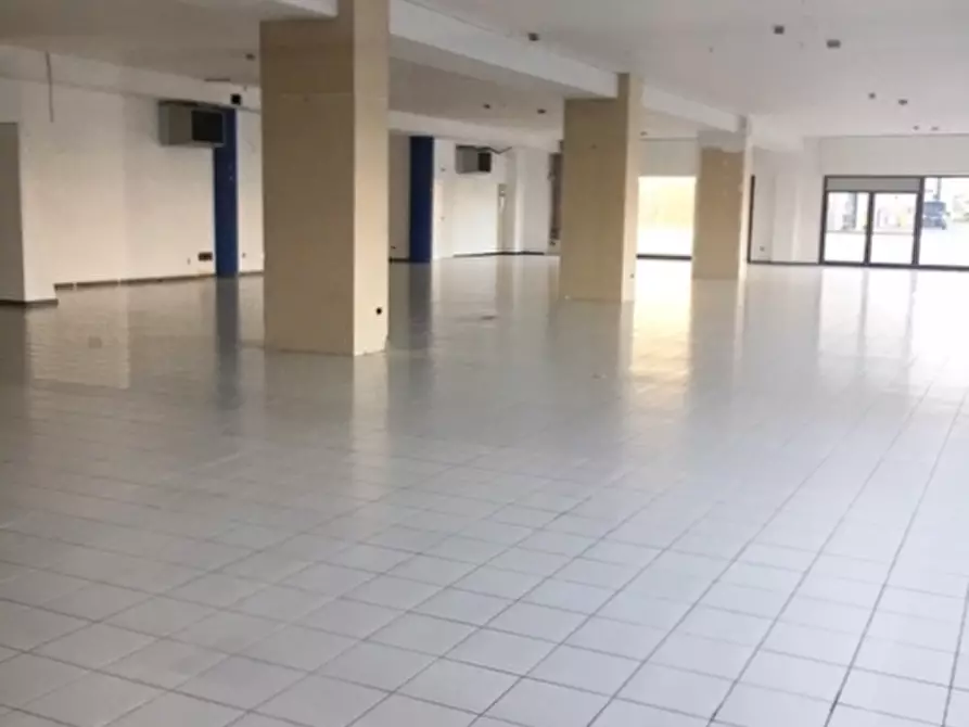 Immagine 4 di Locale commerciale in affitto  a San Benedetto Del Tronto