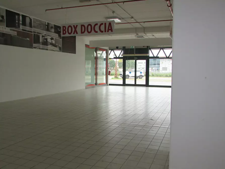 Immagine 28 di Locale commerciale in vendita  in VIA EINAUDI a Civitanova Marche