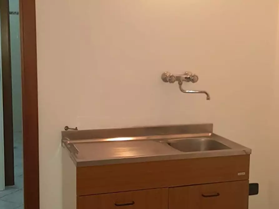 Immagine 11 di Laboratorio in vendita  a Castorano