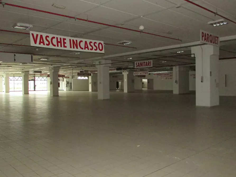 Immagine 25 di Locale commerciale in vendita  in VIA EINAUDI a Civitanova Marche