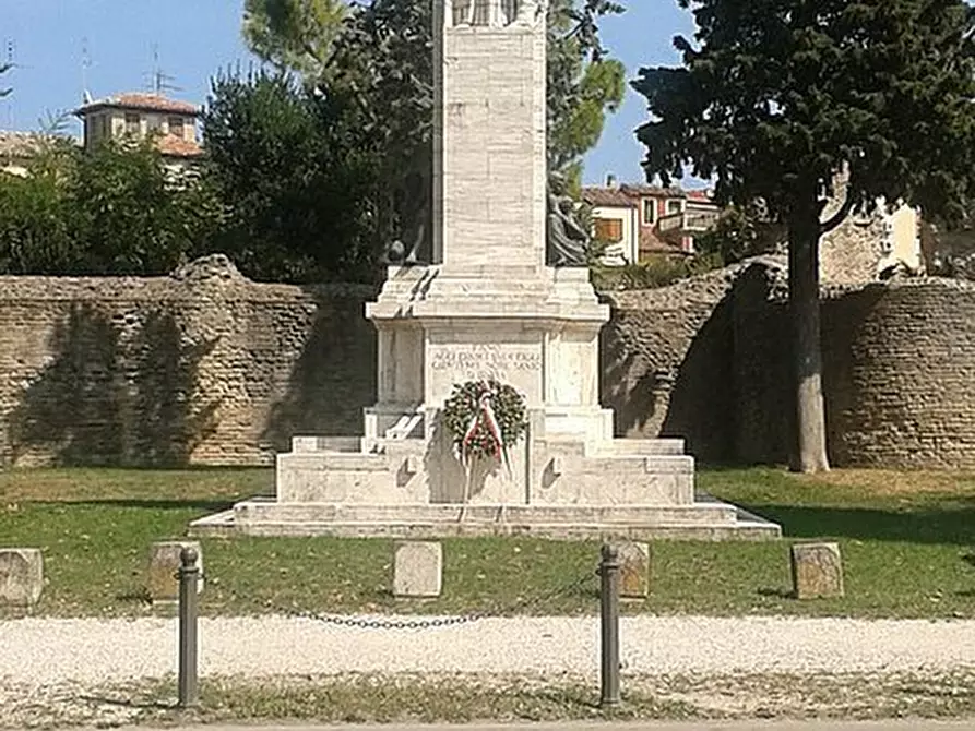 Immagine 9 di Attività commerciale in vendita  a Fano