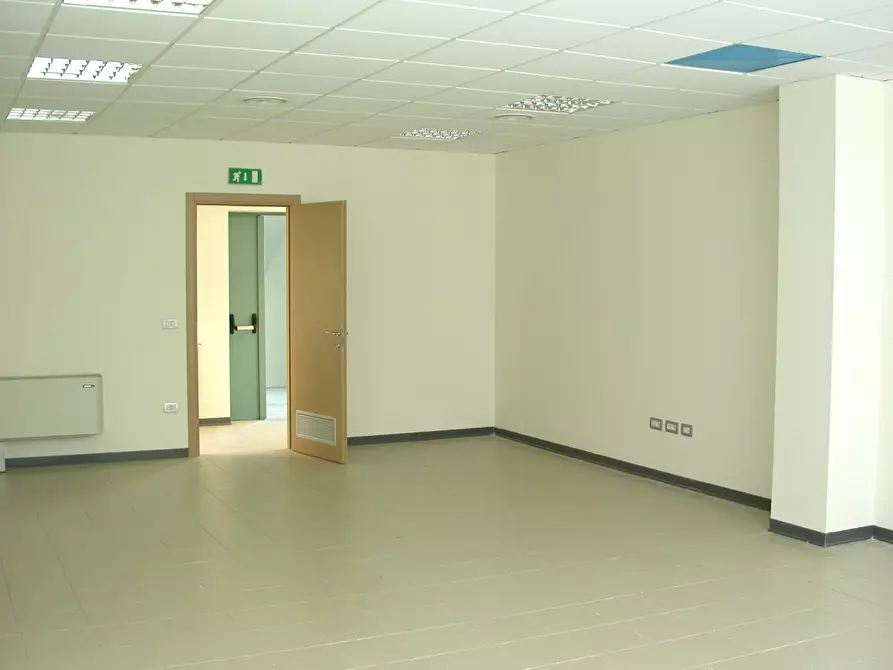 Immagine 12 di Palazzo in vendita  a Napoli