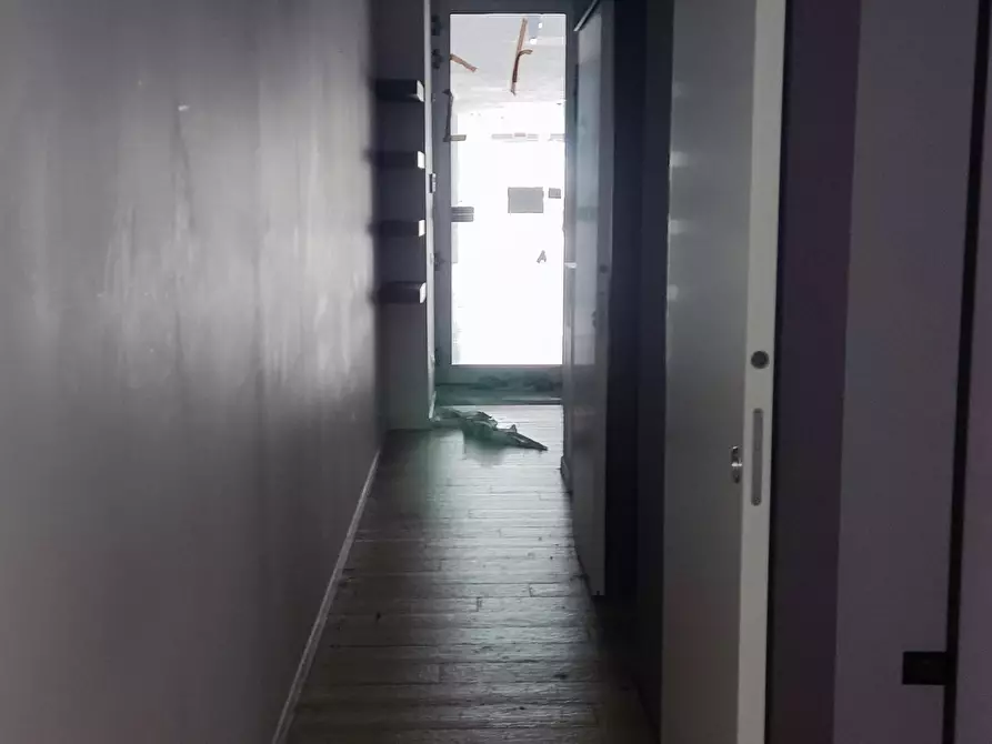 Immagine 10 di Locale commerciale in vendita  in Contrada Pace a Tolentino