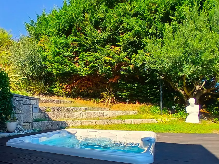 Immagine 12 di Villa in vendita  a San Benedetto Del Tronto