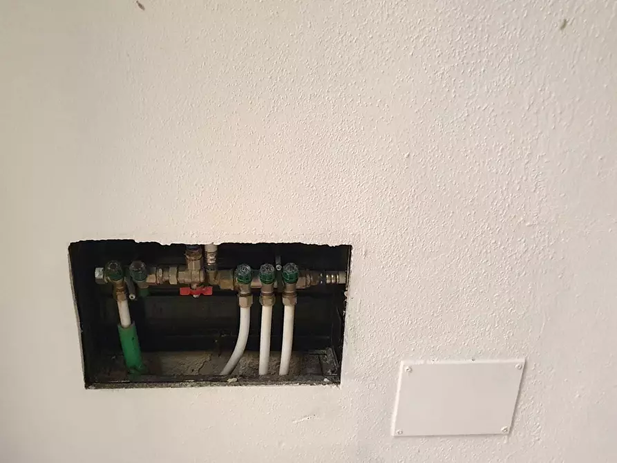 Immagine 12 di Locale commerciale in affitto  a Cagliari