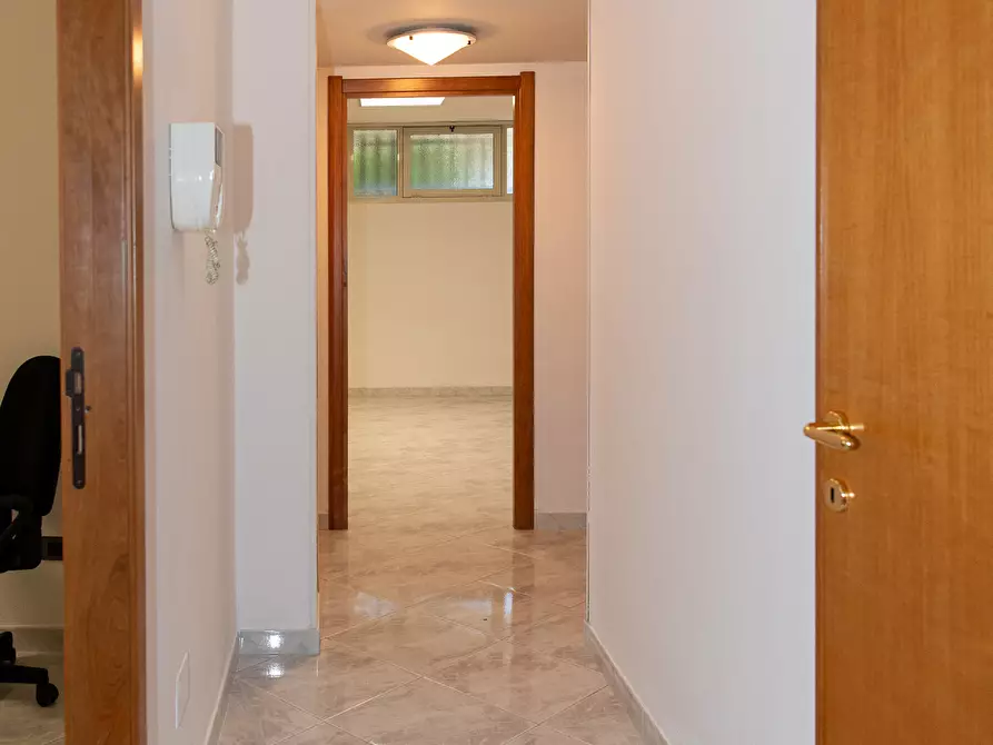 Immagine 23 di Ufficio in vendita  a Cagliari