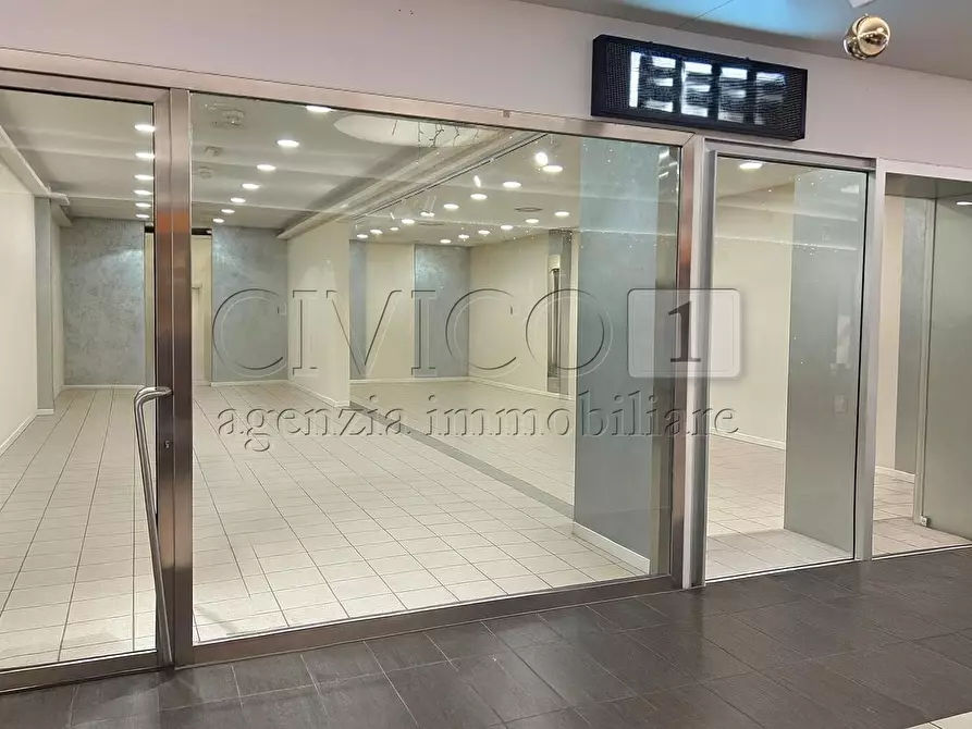 Immagine 1 di Locale commerciale in vendita  in Via Pola 20 a Torri Di Quartesolo