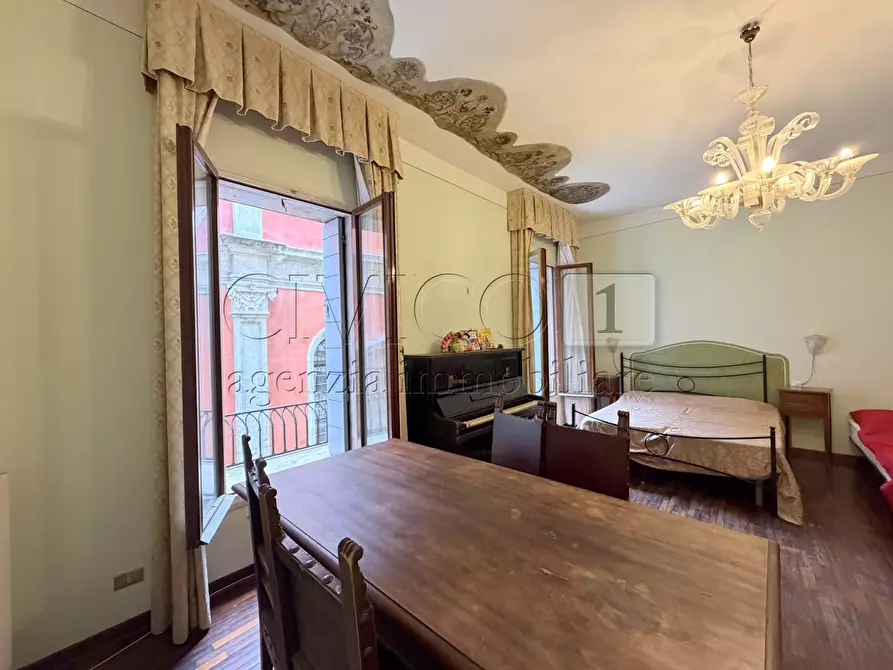 Immagine 5 di Appartamento in vendita  in Campo San Bortolomio 5396 a Venezia