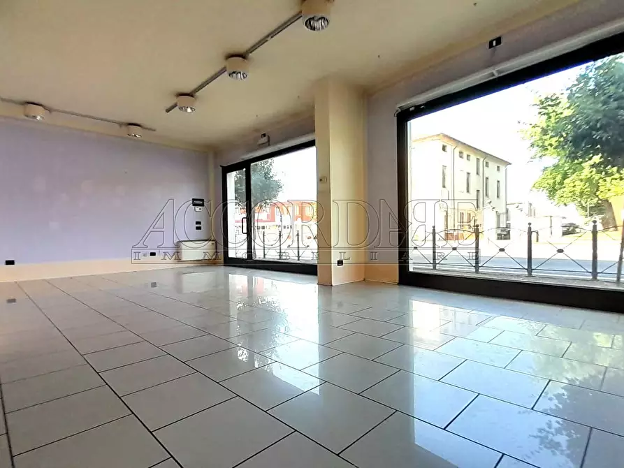 Immagine 1 di Locale commerciale in affitto  a Mestrino