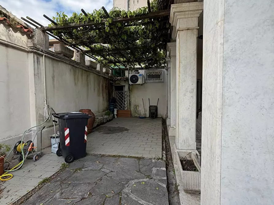 Immagine 15 di Villa in vendita  in Via Firenze 48 a Carrara