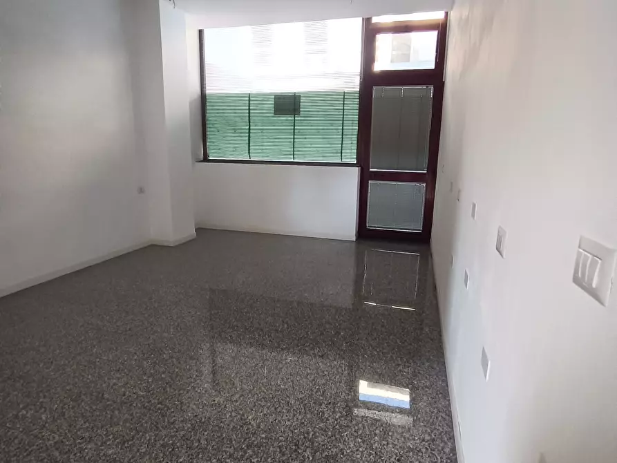 Immagine 2 di Locale commerciale in vendita  a San Benedetto Del Tronto