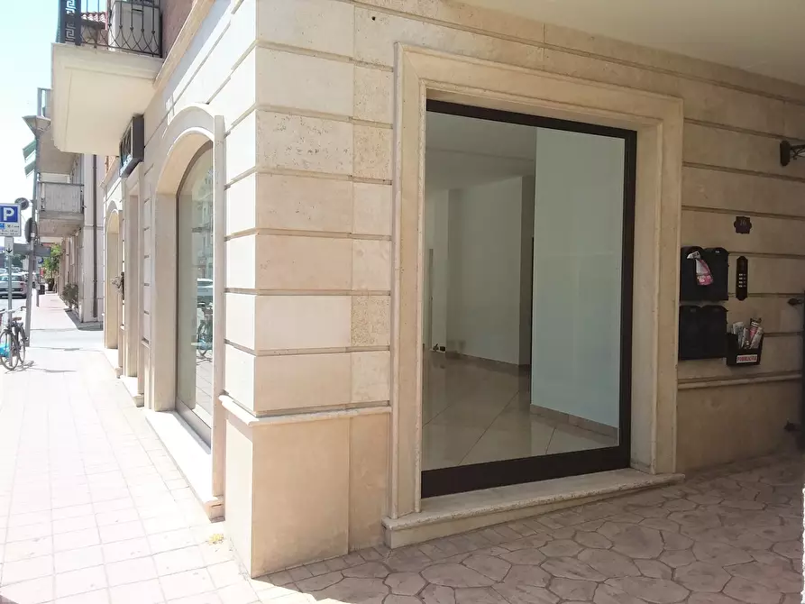 Immagine 8 di Locale commerciale in vendita  a San Benedetto Del Tronto