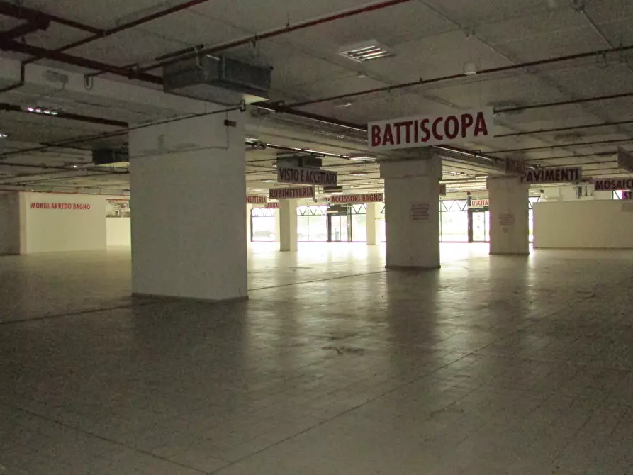 Immagine 21 di Locale commerciale in vendita  in VIA EINAUDI a Civitanova Marche