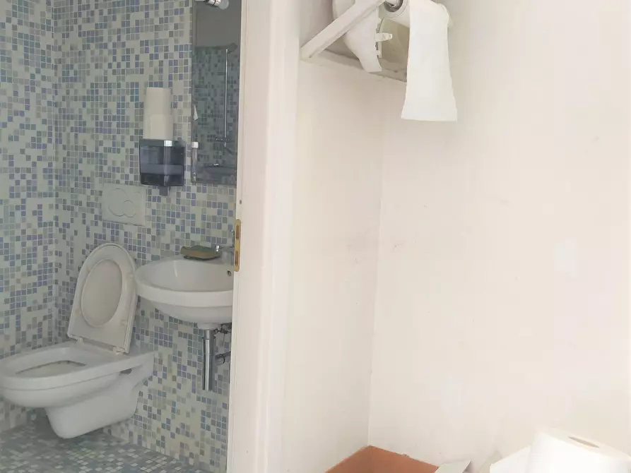 Immagine 18 di Locale commerciale in vendita  a Spinetoli