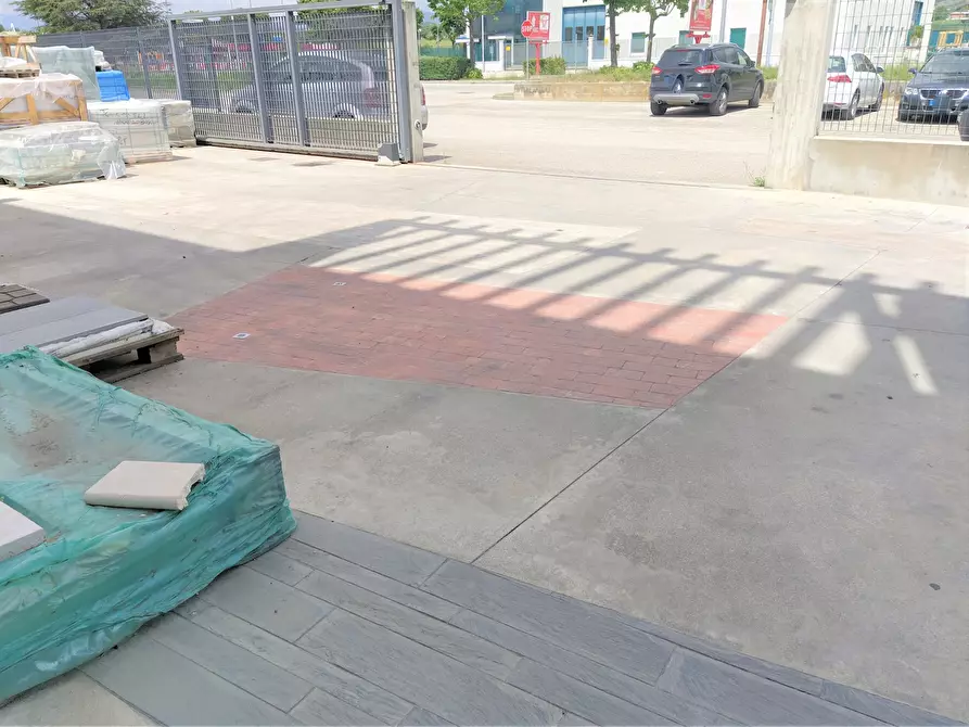 Immagine 11 di Locale commerciale in vendita  a Spinetoli