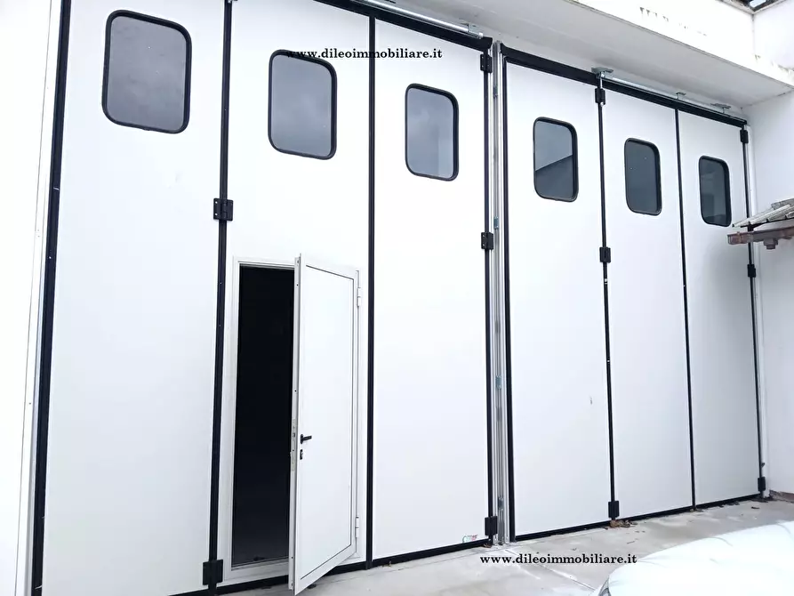 Immagine 2 di Capannone industriale in affitto  a Roma